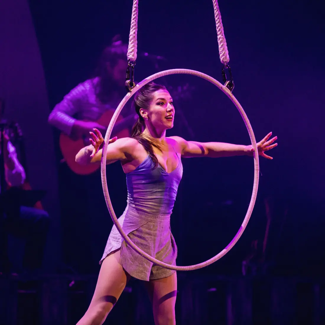 Une acrobate utilise un cerceau aérien lors du spectacle Entre Ciel et Mer du Cirque Éloize, présenté à la Place des Arts